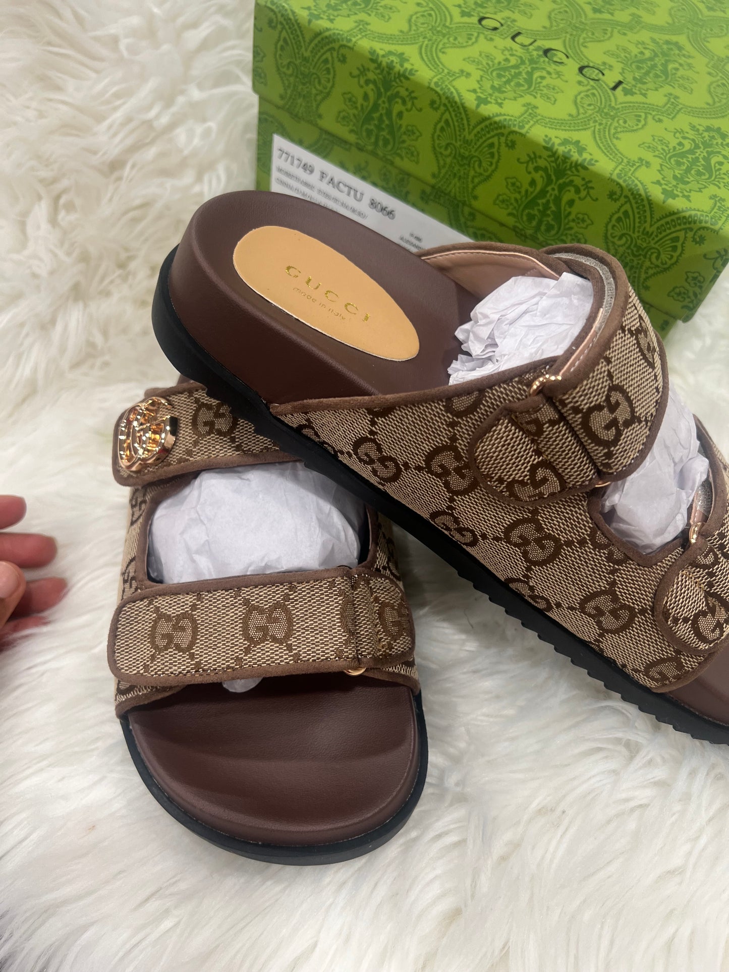 Lisa sandals